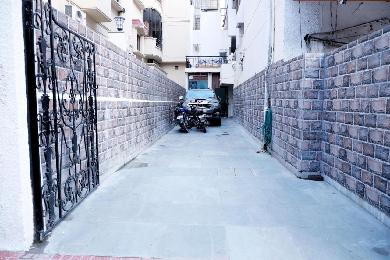 Fortune Service 2bhk ,e28 Saket 1a New Delhi