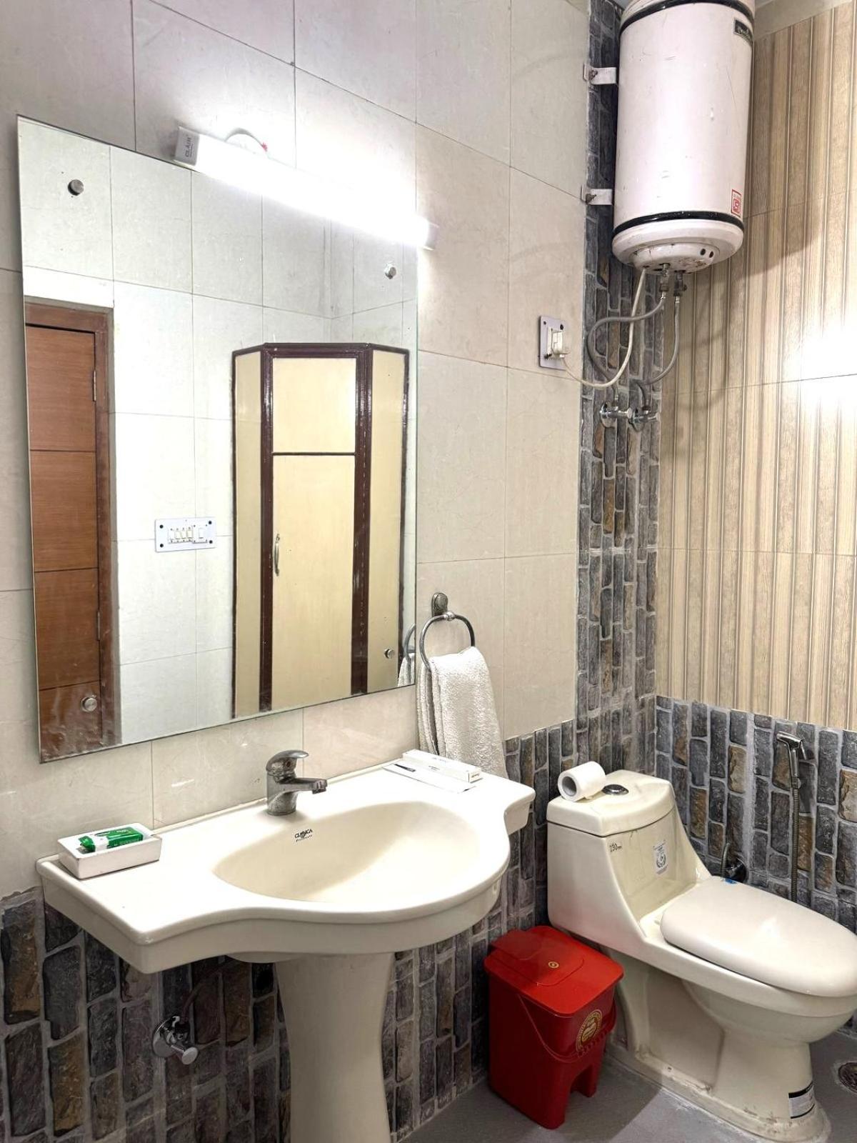 Fortune Service 2bhk ,e28 Saket 1a Apartment New Delhi